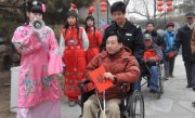 “天津：志愿者送物资上门助困难家庭”