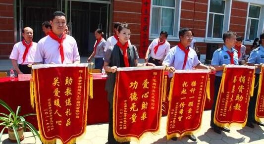 “2015思源救护中国行芭莎公益慈善基金捐144辆救护车”