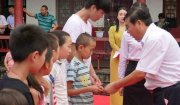 “长沙：爱心护考进行时 雷锋志愿者为高考学子保驾并护航”