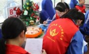 “安徽合肥：青年志愿者与环卫工人一起过端午”